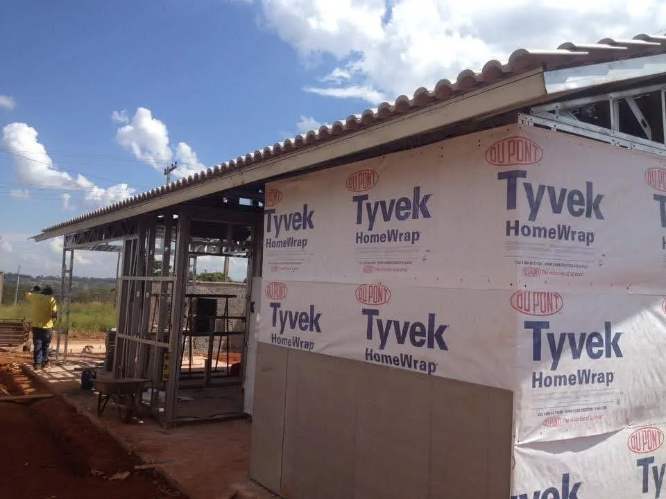 Fechamento com manta de proteção em obra Steel Frame