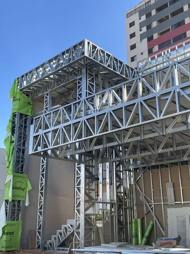 Estrutura em Steel Frame com treliças metálicas