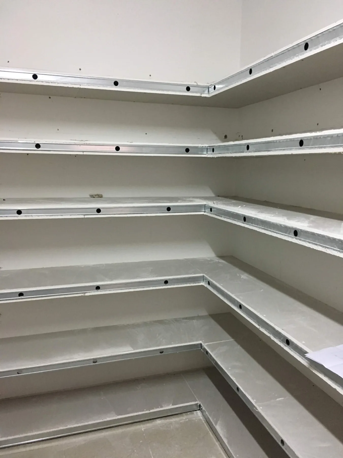 Prateleiras em Drywall com perfis metálicos