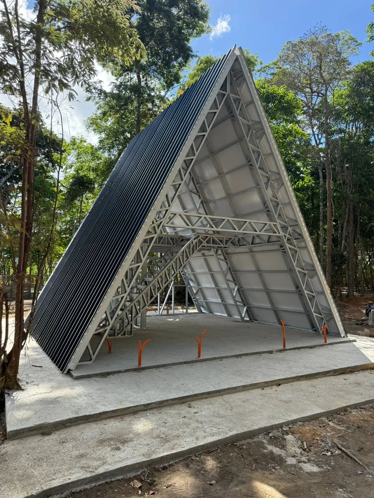 Chalé triangular em Steel Frame com cobertura